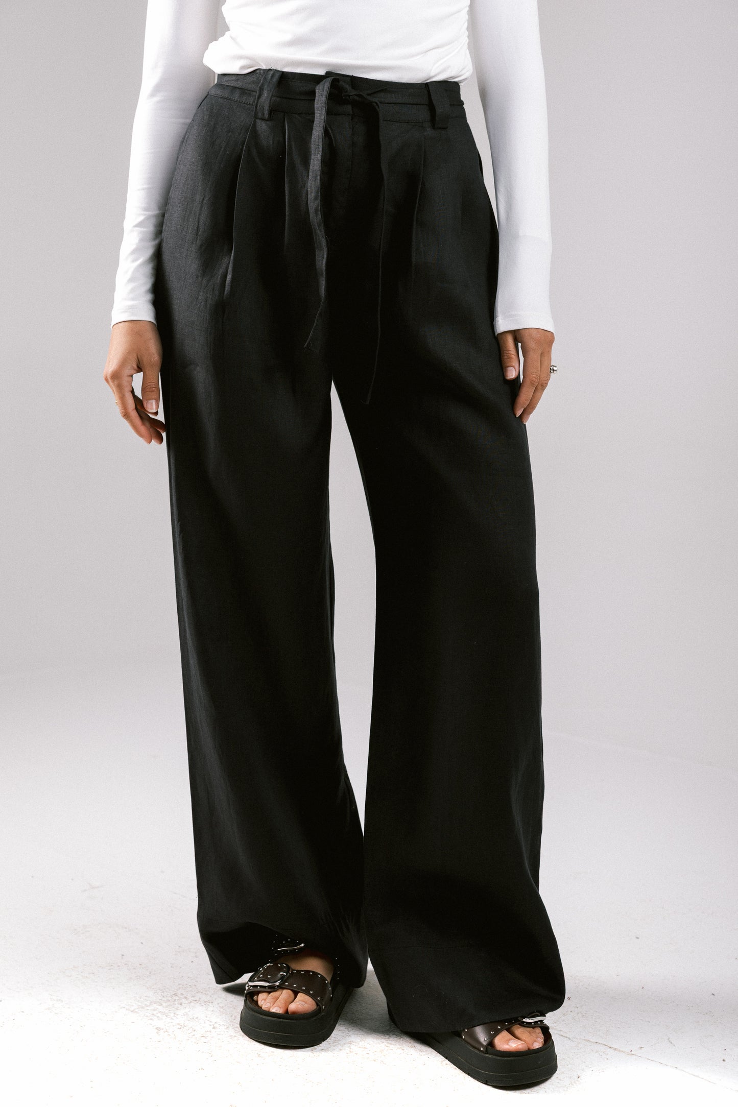 The Pleated Breeze Linen Pants - Black