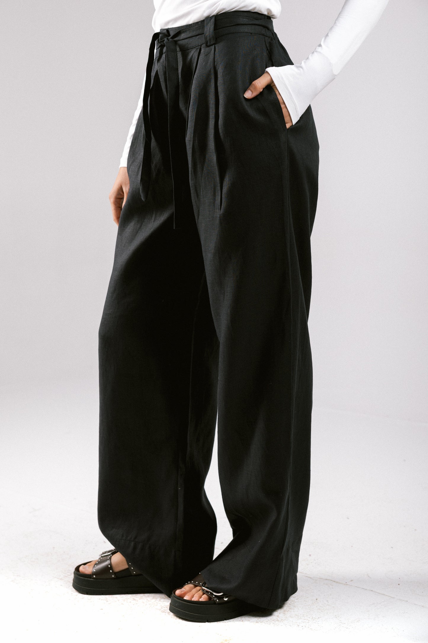The Pleated Breeze Linen Pants - Black